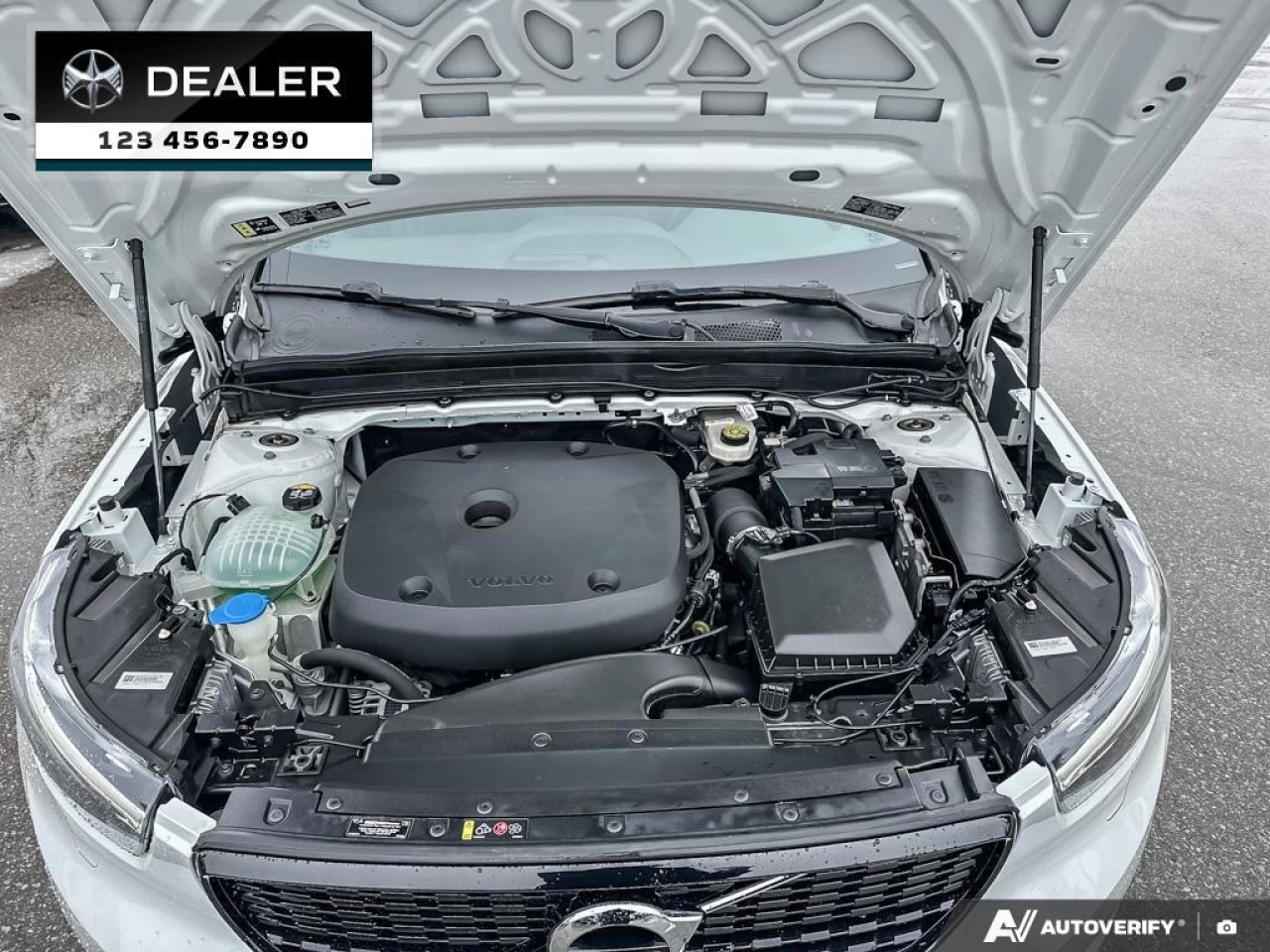 2022 Volvo XC40 T5 Inscription  - Sunroof - Leather Seats - $277 B/W Main Image