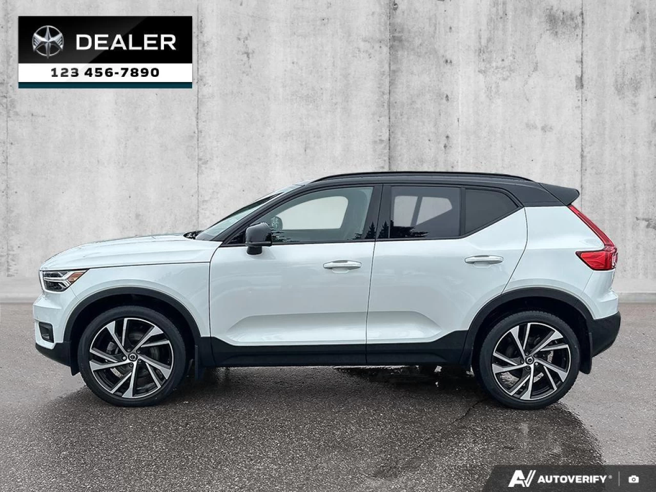 2022 Volvo XC40 T5 Inscription  - Sunroof - Leather Seats - $277 B/W Main Image