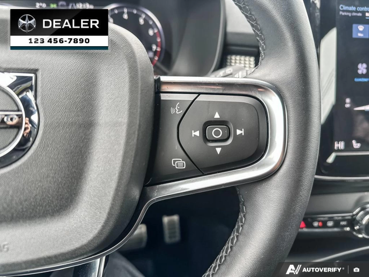 2022 Volvo XC40 T5 Inscription  - Sunroof - Leather Seats - $277 B/W Main Image